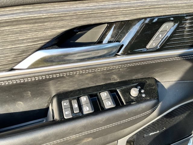 Used 2023 Jeep Wagoneer Series III w/ Premium Group I AWD/4WD image 19