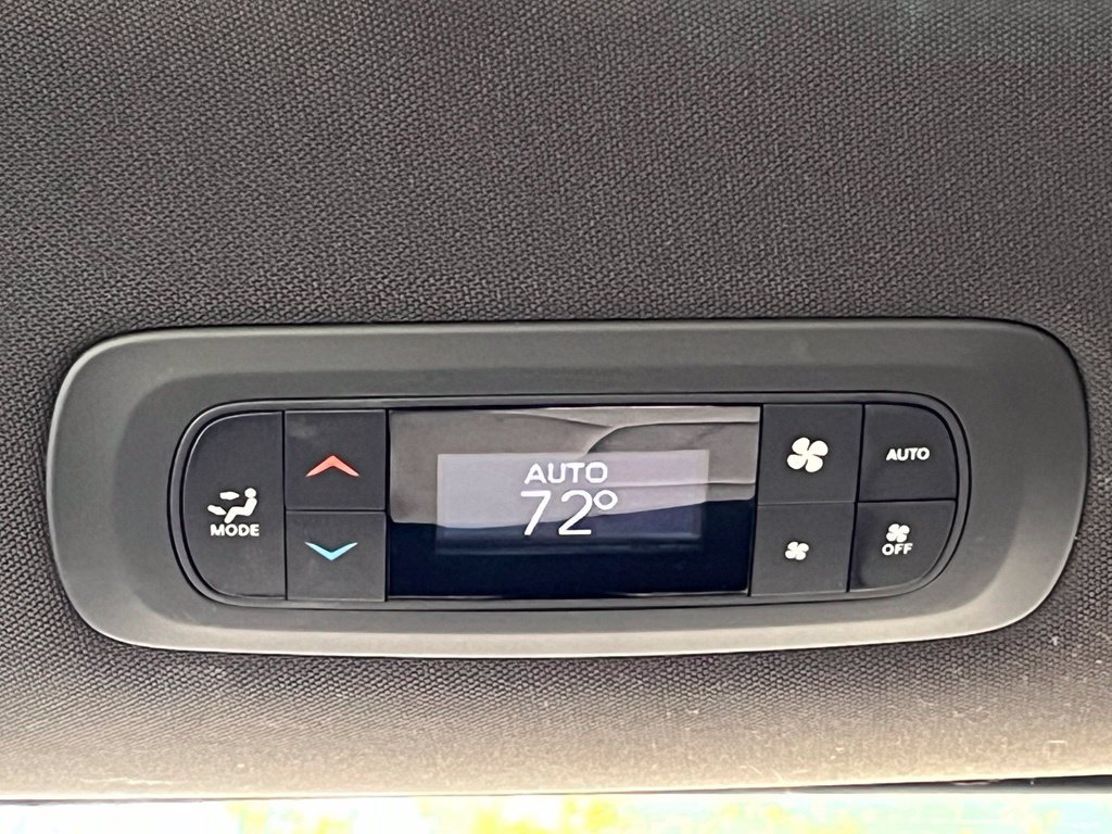Used 2024 Chrysler Pacifica Touring FWD image 27