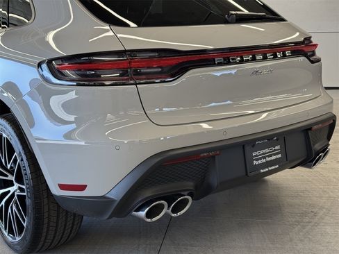 Used 2025 Porsche Macan image 9