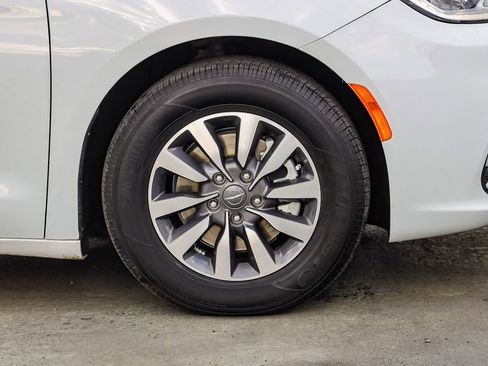 Certified 2024 Chrysler Pacifica Select image 11