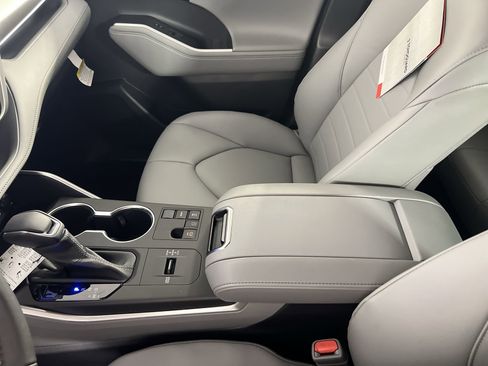 Used 2023 Toyota Highlander XLE FWD image 29