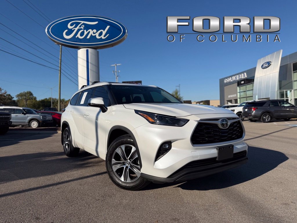 Used 2022 Toyota Highlander XLE AWD/4WD image 1