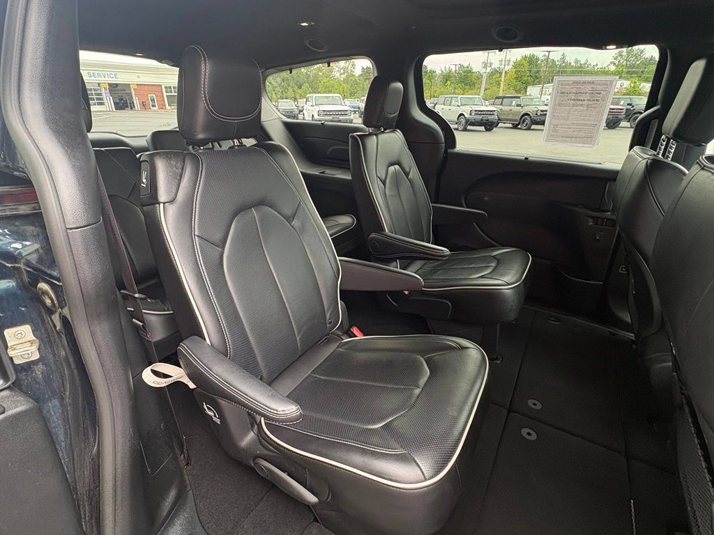 Used 2025 Chrysler Pacifica Limited FWD image 31