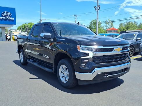 Used 2022 Chevrolet Silverado 1500 LT AWD/4WD image 3