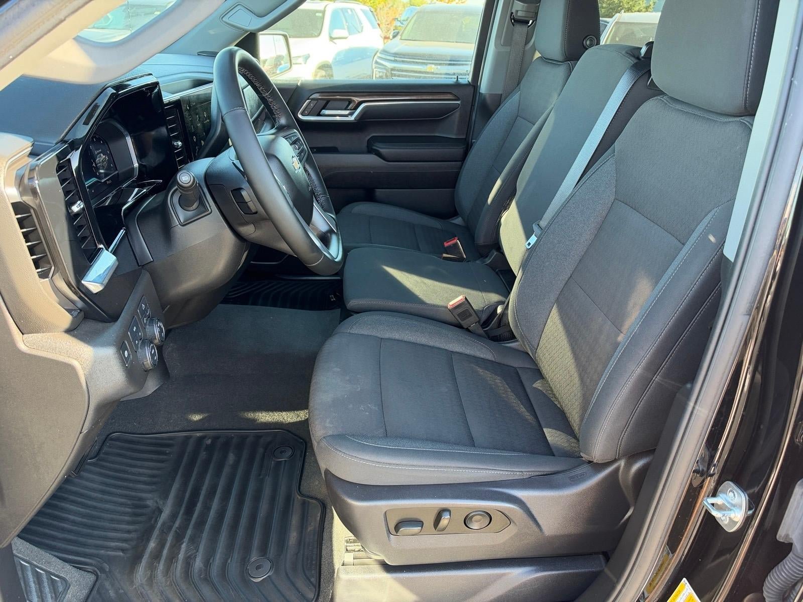 Used 2025 Chevrolet Silverado 1500 LT AWD/4WD image 6