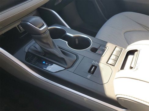 Used 2021 Toyota Highlander LE image 19