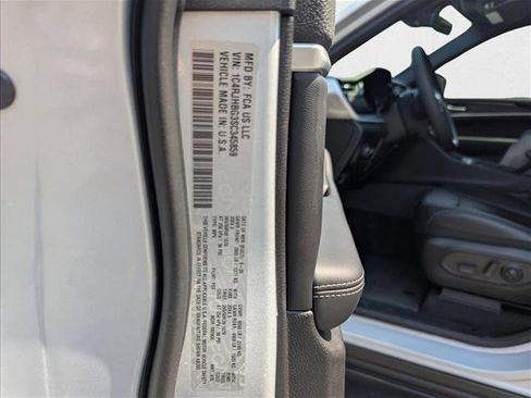 New 2025 Jeep Grand Cherokee Limited w/ Black Appearance Package image 25