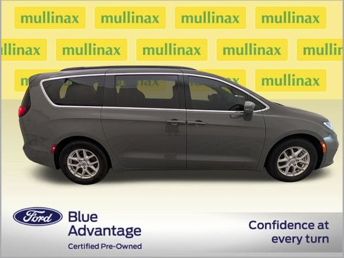 Used 2022 Chrysler Pacifica Touring-L FWD image 2