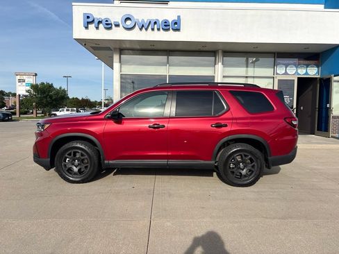 Used 2025 Honda Pilot TrailSport image 8