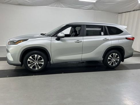 Used 2023 Toyota Highlander XLE AWD/4WD image 6