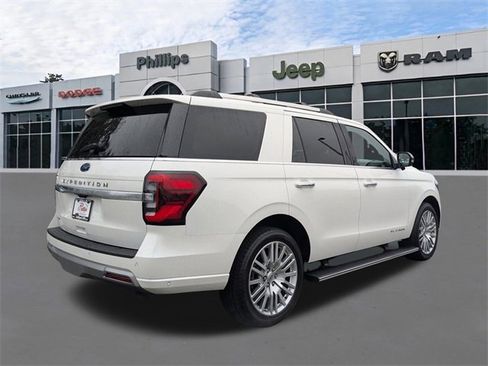Used 2024 Ford Expedition Platinum image 3