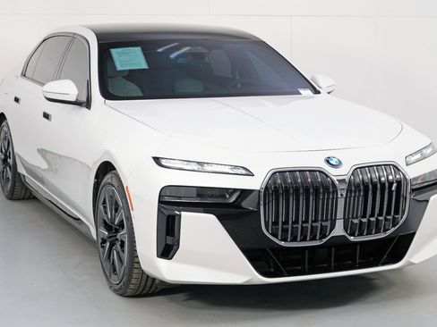 Used 2023 BMW i7 xDrive60 w/ Executive Package 2 image 69