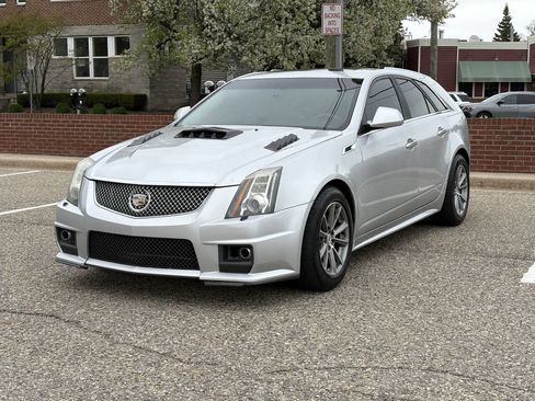 Used 2010 Cadillac CTS Luxury RWD image 3