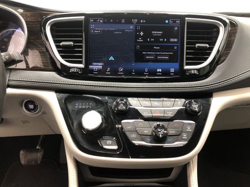 Certified 2024 Chrysler Pacifica Limited w/ Trailer Tow Group image 25