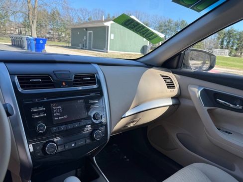 Used 2015 Nissan Altima 2.5 SV w/ Convenience Package image 12