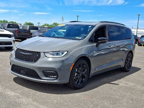 Used 2025 Chrysler Pacifica Limited FWD image 6