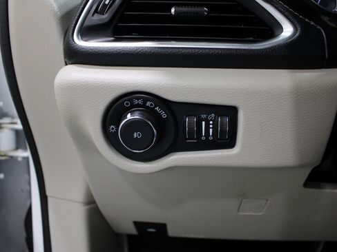 Used 2023 Chrysler Pacifica Limited FWD image 9