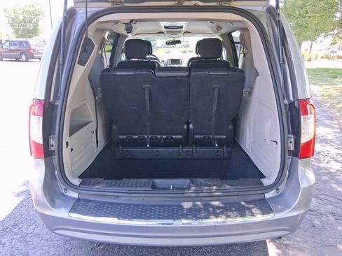 Used 2014 Chrysler Town & Country Touring FWD image 5