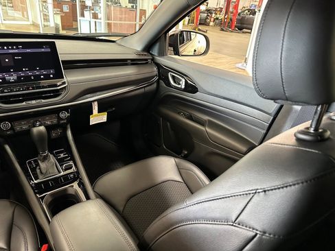 New 2026 Jeep Compass Latitude image 13