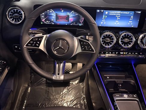 New 2025 Mercedes-Benz GLB 250 4MATIC image 13
