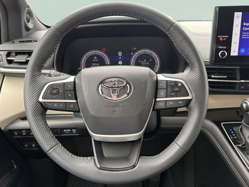Used 2025 Toyota Sienna Platinum AWD/4WD image 12