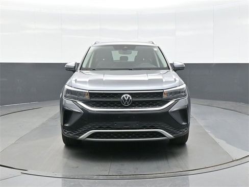 Used 2023 Volkswagen Taos SE w/ Panoramic Sunroof Package image 2