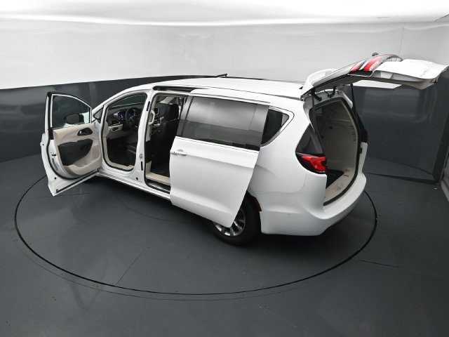 Used 2024 Chrysler Pacifica Touring-L AWD/4WD image 28