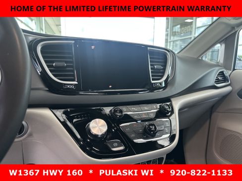 Used 2023 Chrysler Pacifica Touring-L FWD image 12