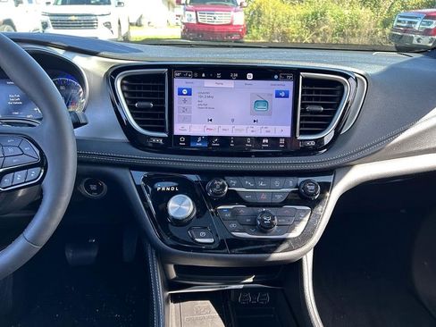 Used 2024 Chrysler Pacifica Limited w/ S Appearance Package image 9