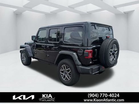 Used 2025 Jeep Wrangler Unlimited Sahara AWD/4WD image 5