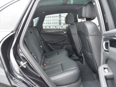 Certified 2026 Porsche Macan AWD/4WD image 19