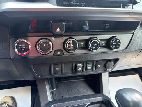 Used 2018 Toyota Tacoma TRD Off-Road AWD/4WD image 18