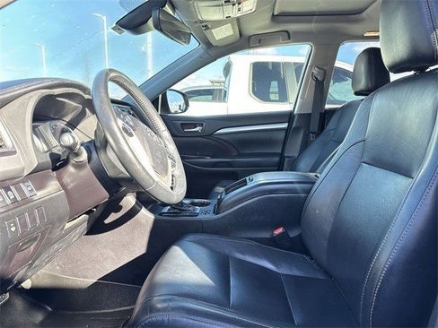 Used 2018 Toyota Highlander XLE image 12