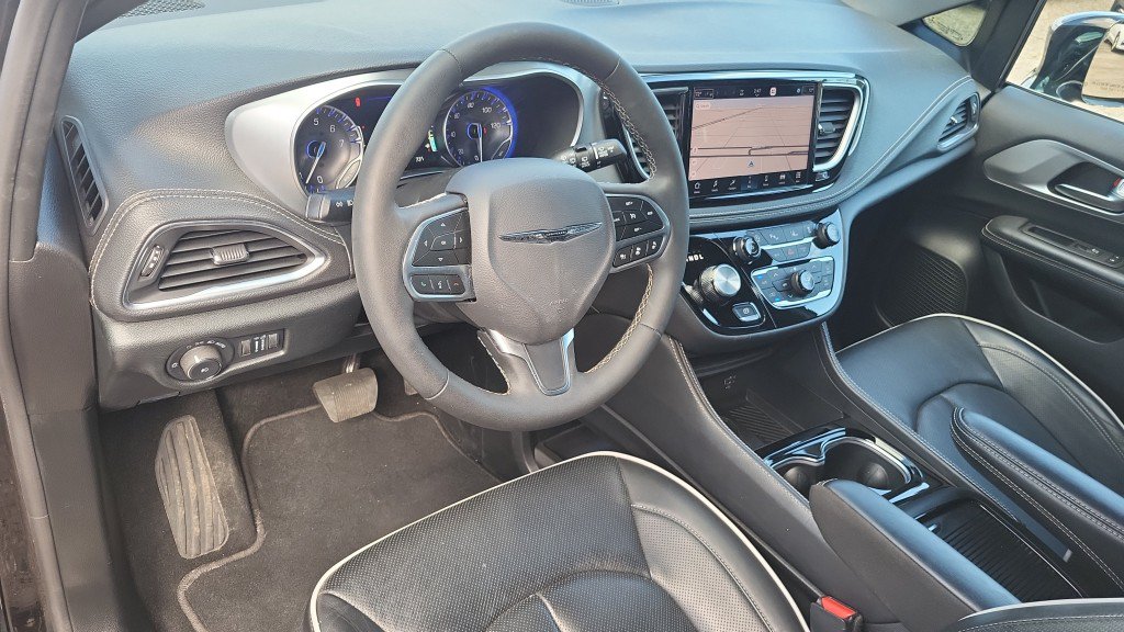 Used 2026 Chrysler Pacifica Limited FWD image 18