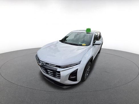 Used 2025 Chevrolet Equinox LT image 2