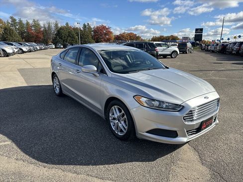 Used 2016 Ford Fusion SE FWD image 2