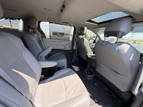 Used 2022 Toyota Sienna Limited FWD image 16