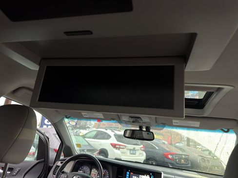 Used 2016 Toyota Sienna Limited image 24