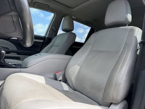 Used 2019 Toyota Highlander XLE AWD/4WD image 12