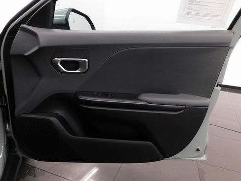 Used 2025 Kia K4 LXS image 33