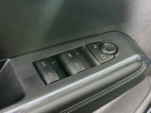 Used 2025 GMC Acadia Elevation image 15