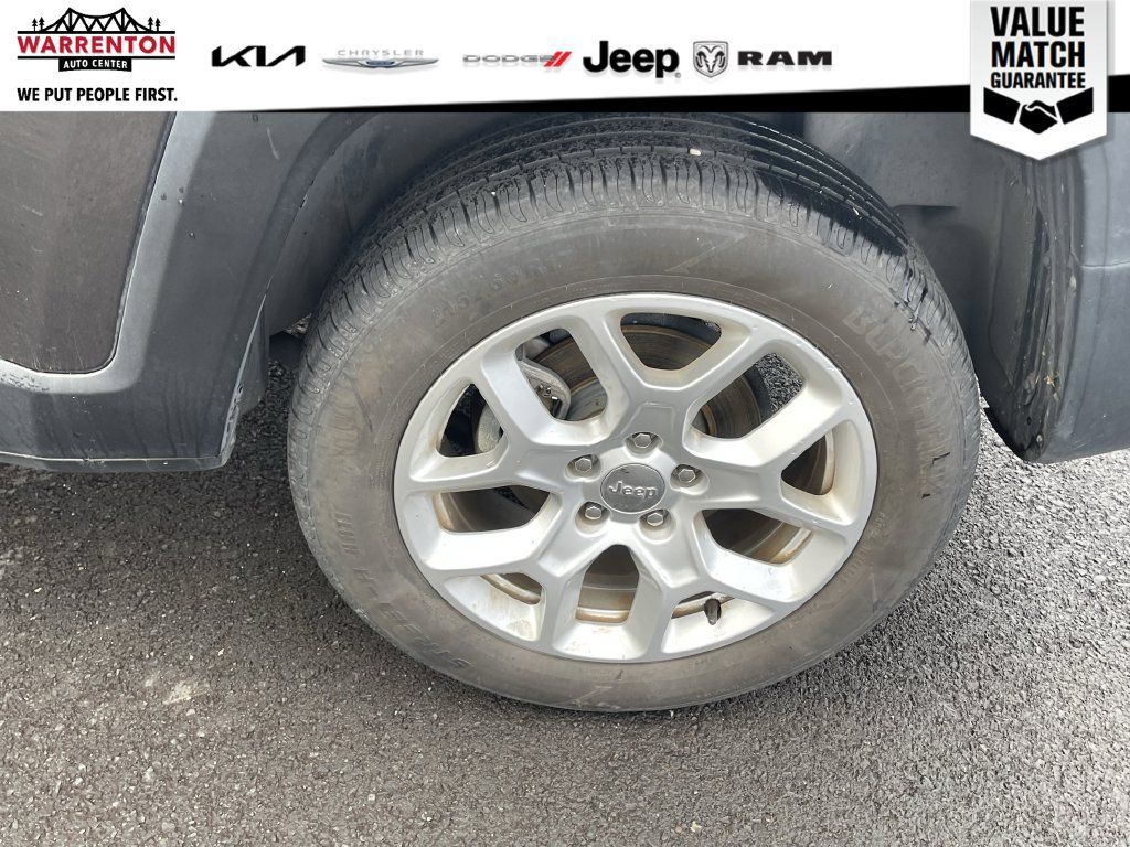 Used 2018 Jeep Renegade Latitude AWD/4WD image 11