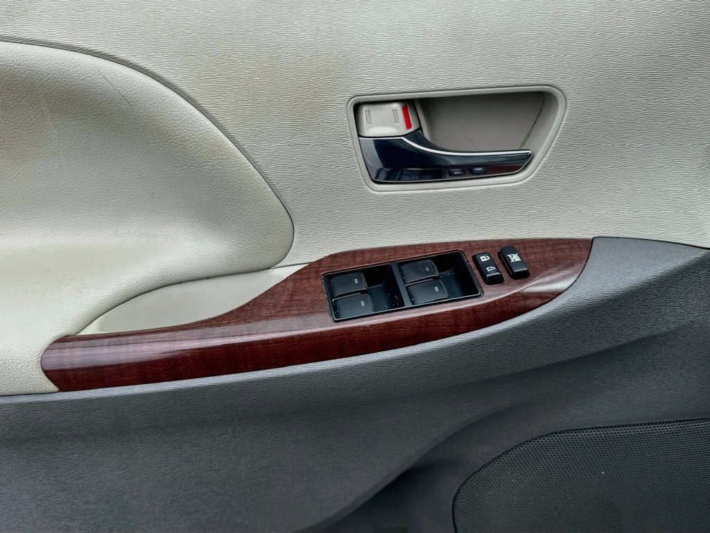 Used 2013 Toyota Sienna XLE FWD image 23