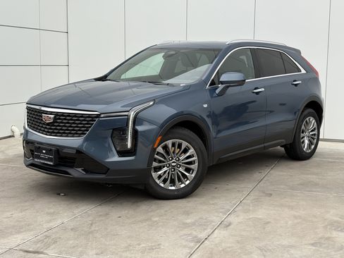 Used 2024 Cadillac XT4 Premium Luxury image 2