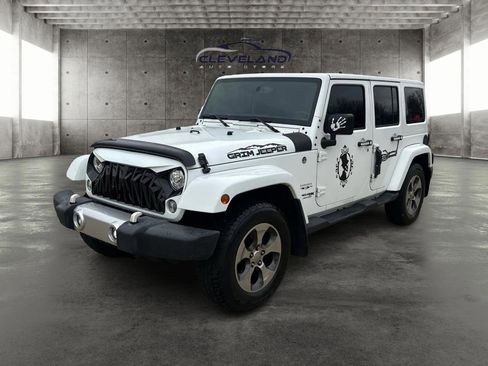 Used 2018 Jeep Wrangler Unlimited Sahara w/ Dual Top Group AWD/4WD image 8