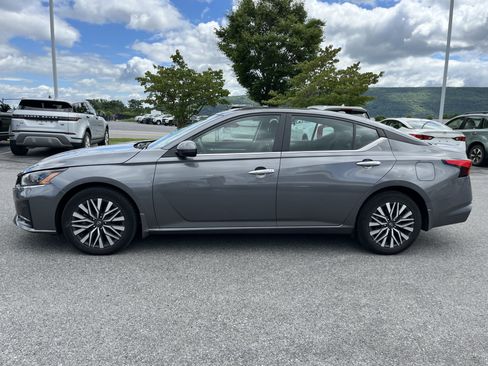 Used 2023 Nissan Altima 2.5 SV w/ SV Premium Package AWD/4WD image 9