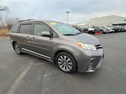 Used 2020 Toyota Sienna XLE Premium image 2