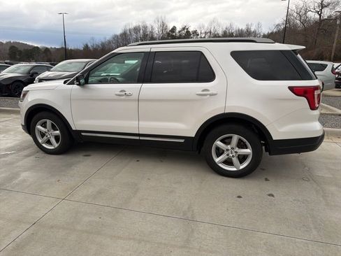 Used 2018 Ford Explorer XLT w/ Equipment Group 202A image 6