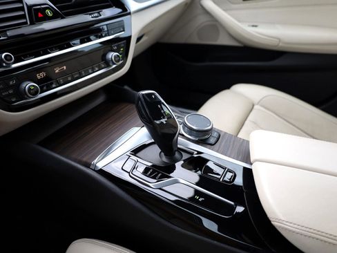 Used 2021 BMW 540i w/ Luxury Seating Package image 9