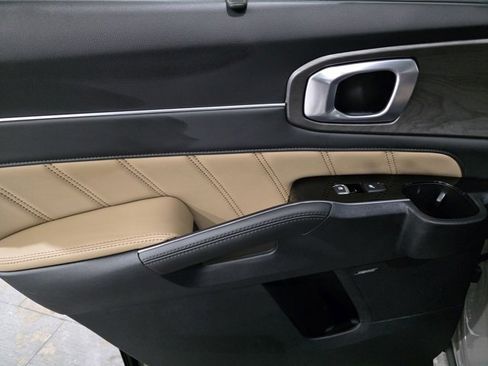 Used 2025 Kia Sorento SX Prestige w/ Olive Brown Leather Package image 11
